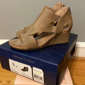 Size 9 Adrienne Vittadini neutral wedge sandal
